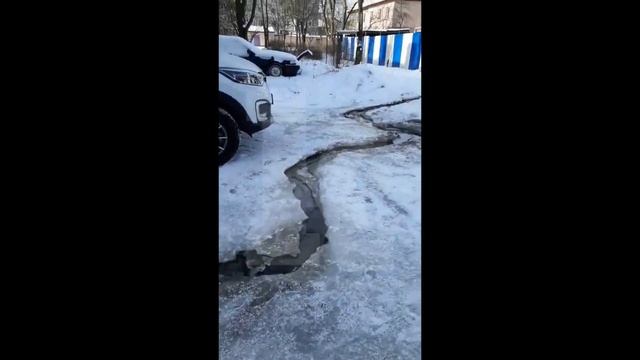 На ул. Чаадаева в Калининграде затопило двор, автомобили застревают в ледяных лужах смотреть онлайн
