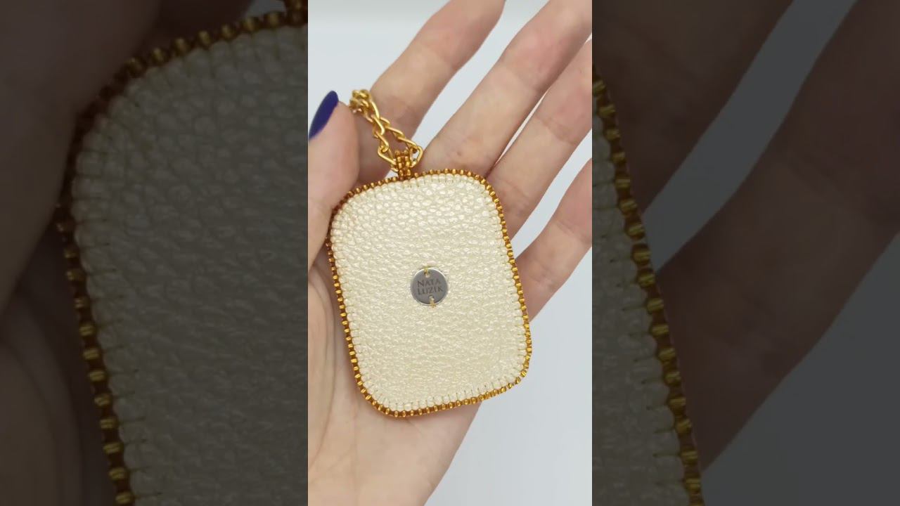 Кулон из бисера с камнем белый золотой Богиня Греции смотреть онлайн