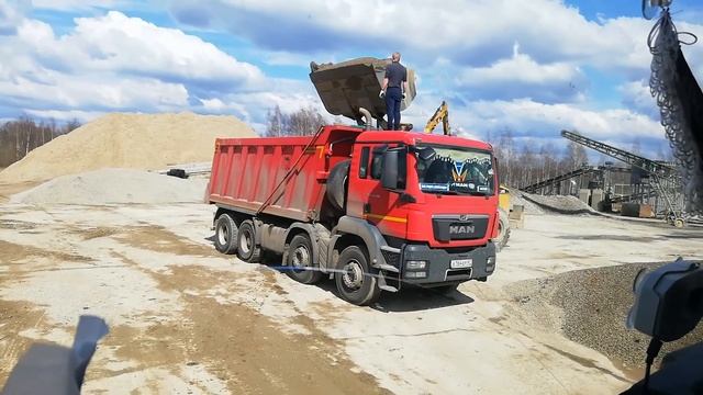 Возим щебень с Деснаря, кто то выбросил щенков в карьер смотреть онлайн