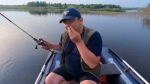 ЗАЛИТАЯ ТРАВА шевелится от РЫБ!!!! Ловля на блесну колебалку. Рыбалка2023