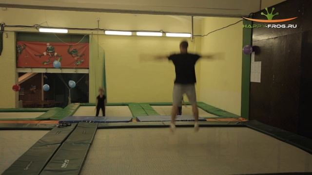 Happy Frog для малышей: детское занятие на батуте с тренером смотреть онлайн