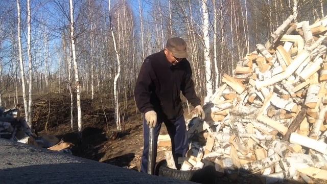 Колка дров в автомобильном колесе!!! смотреть онлайн