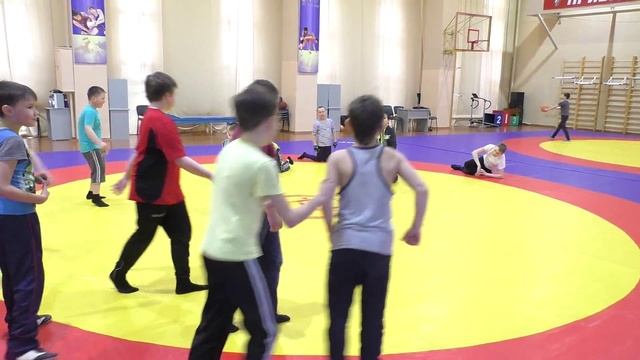 Разминка - игра. Занятия по вольной борьбе в младшей группе. смотреть онлайн