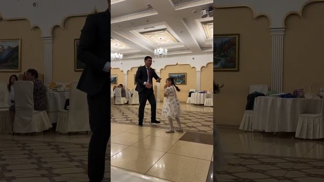 Танцы с дочерю. #aktobe #дочь #папаидочь #танцы #детей #той #свадьба #семья смотреть онлайн