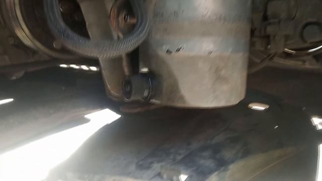 Замена топливного фильтра Dacia Logan 1.5 dCi K9K смотреть онлайн