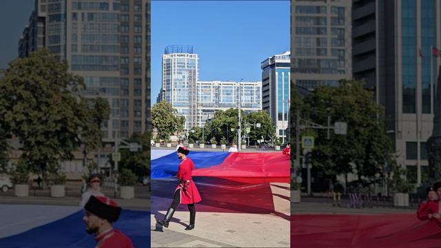 Флаг страны из 20 тысяч роз | День России Главная площадь Краснодара смотреть онлайн