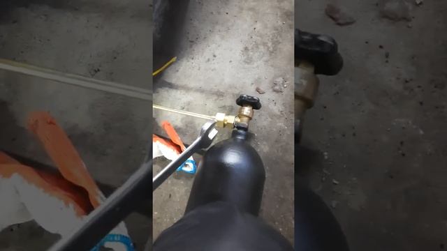 Как перекачать углекислоту в маленький баллон из большог