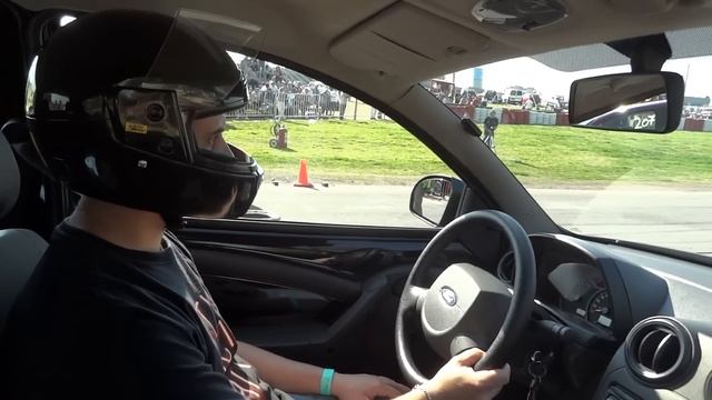 Ford ka 1.6 vs Chevrolet Corsa 1.6 INCAR смотреть онлайн