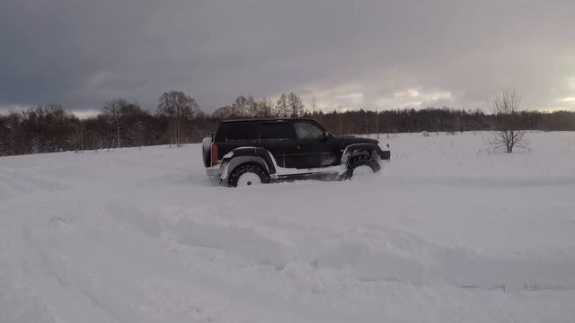 Nissan Patrol Y61 на 42 тракторах , полем, полем 16.01.22 смотреть онлайн