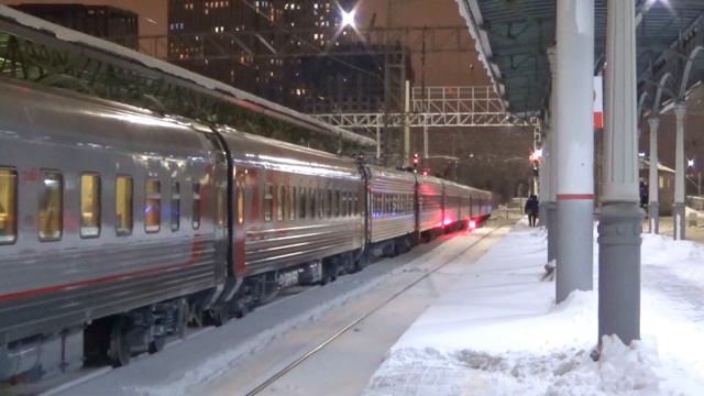 ЭП20-022 в окрасе "Поезд Деда Мороза" с поездом №744 Смоленск - Москва. смотреть онлайн