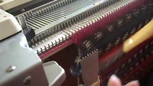 Женский джемпер на однофонтурной вязальной машине. 2 часть