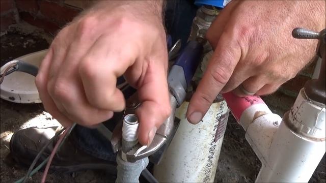 replacing a well pump pressure switch (burnt contact points) смотреть онлайн