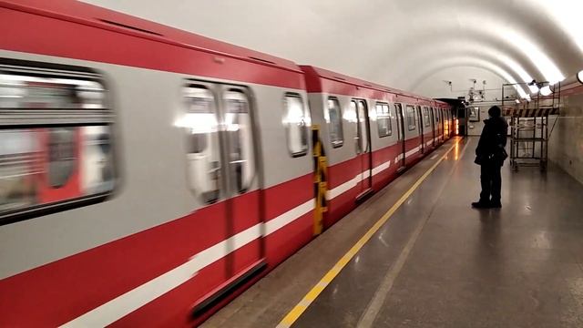 81-722/723/724.1 "Юбилейный" прибывает на станцию метро Площадь Ленина. смотреть онлайн