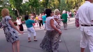А СКОЛЬКО ЛЕТ СУЖДЕНО НАМ ЛЮБИТЬ НАКУКУЕТ КУКУШКА! ТАНЦЫ В ПАРКЕ ГОРЬКОГО ХАРЬКОВ.mp4