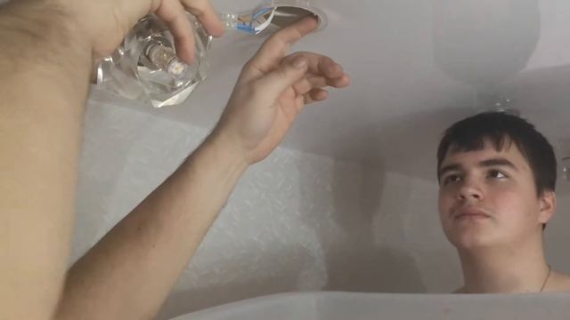 Потоп, залили соседи! Как слить воду с натяжного потолка смотреть онлайн