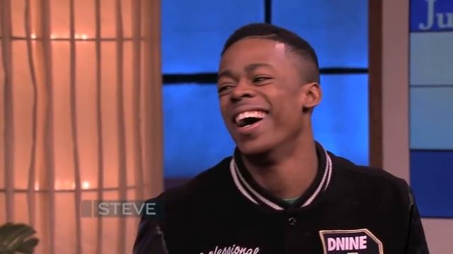 Steve Harvey tries the Dlow Shuffle смотреть онлайн