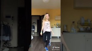Девушка круто танцует шафл танец