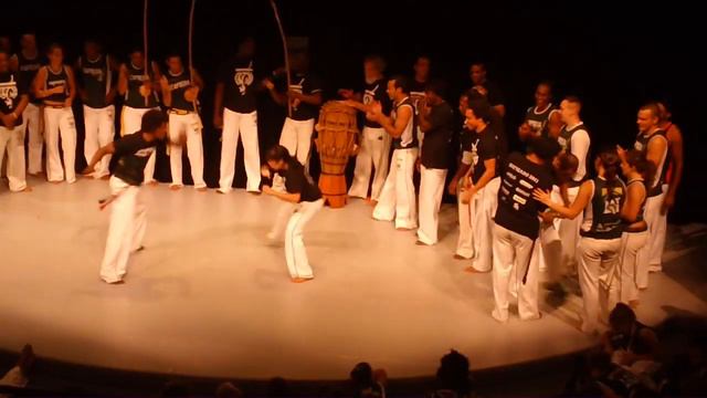 CAPOEIRA - AU DE SAPATO DE ALTA MODA - FLYING HIGH FASHION SHOE - ZAPATO SALTARIN смотреть онлайн