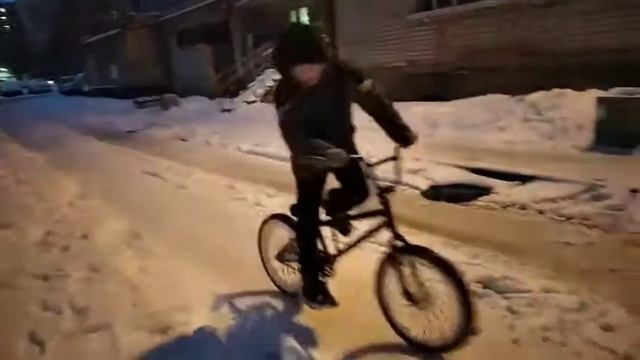 мы с Егором Гладышевым котаемся зимой дрифтим но у меня качество плохое?? смотреть онлайн