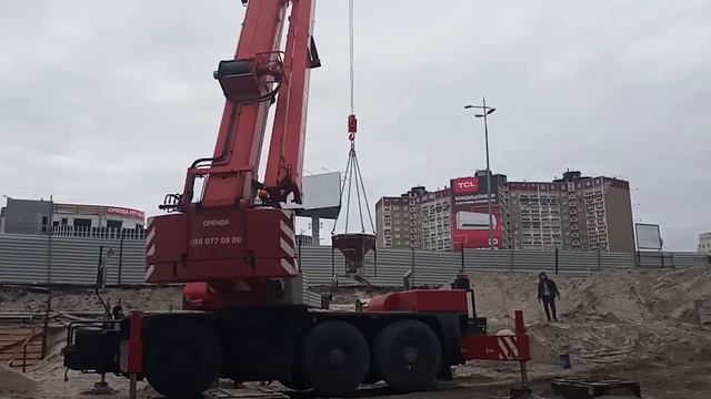 Автокран Demag AC 40 тонн, строительство объекта. м. Харьковская смотреть онлайн