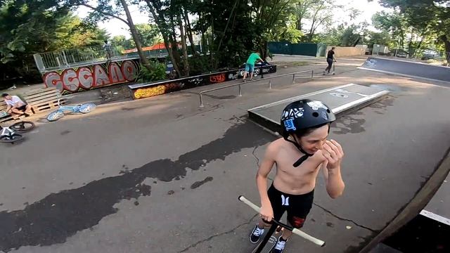 ШКОЛЬНИК НА САМОКАТЕ УДЕЛАЛ ВСЕХ! смотреть онлайн