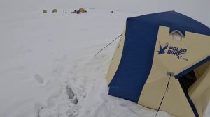 СНАЧАЛА НЕ КЛЕВАЛО,НО ПОТОМ МЫ ЕГО НАШЛИ! РЫБАЛКА С КОМФОРТОМ НА ОЗЕРЕ ЧАНЫ 2024. НА ЛЬДУ КАК ДОМА!