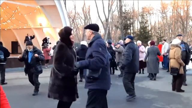 ГОРИ КАЛИНЫ ЦВЕТ ТАНЦЫ В ПАРКЕ ГОРЬКОГО смотреть онлайн