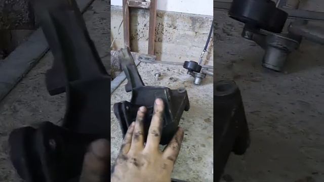 Обломала болт крепления натяжного ролика