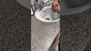 Замена аэратора (распылителя) на кухонном смесителе с гибким изливом.