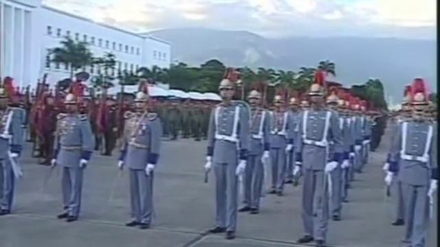 04 AGO 2011 Presidente saludó a la Guardia Nacional Bolivariana en aniversario 74 смотреть онлайн