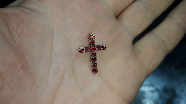 Крестик из белого золота с гранатами смотреть онлайн