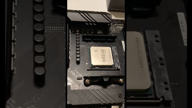 How to install ram into your new pc build. *spoilers* it’s easy. смотреть онлайн