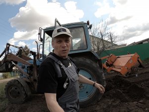 Культивирование  огорода трактором.. Пробуем почвофрезу по целине.mp4