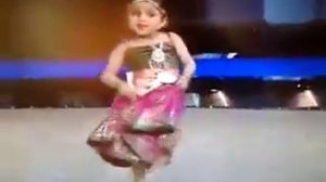 Маленькая девочка танцует сложный танец !!!