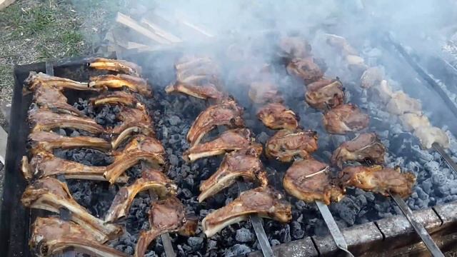 ОТДЫХ НА ДАЧЕ С ДРУЗЬЯМИ ГОТОВИМ БАРАНИНУ смотреть онлайн