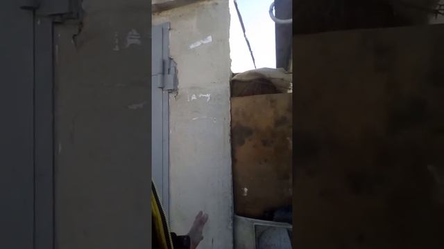 Поднял гараж, с помощью домкрата!