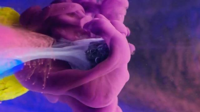 Игра цветов, краски в воде, красивое видео смотреть онлайн