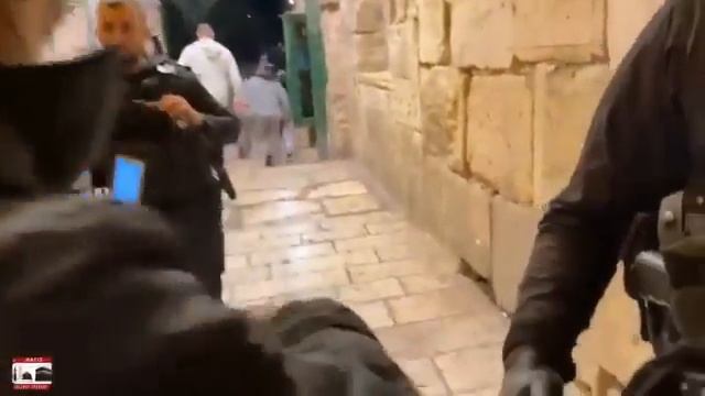 Яҳудийлар бомдодни ўқишга келган мусулмонларни Масжидул Ақсога киргизмади! #Фаластин #Палестина смотреть онлайн