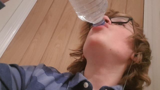 Aaron Drinks Water #5471 смотреть онлайн
