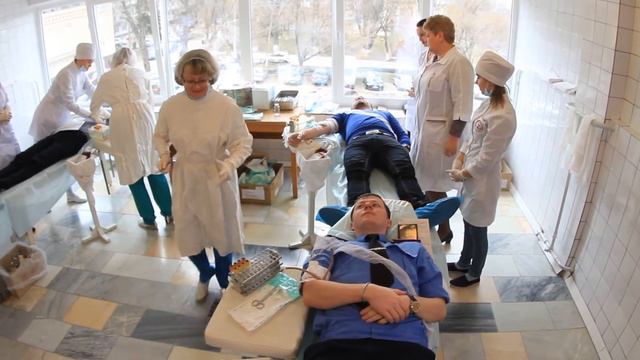 Сотни добровольцев сдали кровь для раненых в Днепропетровске смотреть онлайн