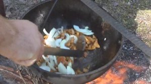 Жареная картошка с лисичками. Готовим в казане на костре.