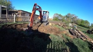 Мини экскаватор в работе. Японский малыш кубота раскопал погреб, достал плиты, снова закопал.