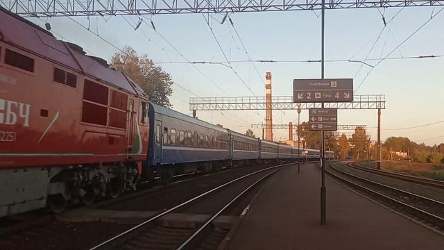 Тепловоз ТЭП70БС-206 с пассажирским поездом 635 Минск — Пинск на станции Койданово. смотреть онлайн