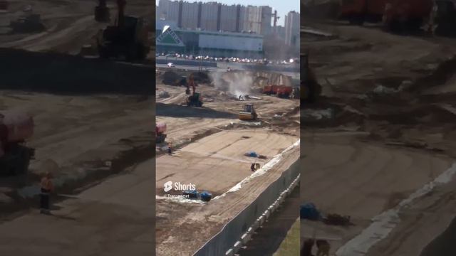 Поливают водой песок #Shorts #песок #полив #стройка смотреть онлайн