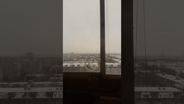 необычное явление - после снежной бури, на окне налипший снег начал таять и скручиваться смотреть онлайн