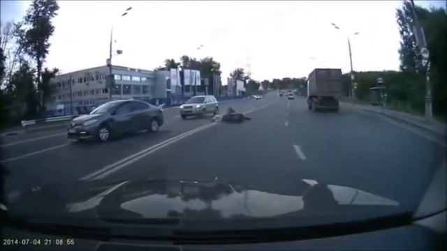 Ребята на скутере вообще жизнью не дорожат! смотреть онлайн