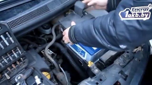 Замена аккумулятора на Opel Meriva 2011, 1,8 бензин смотреть онлайн