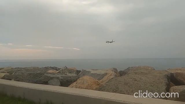 Самолёт идёт на посадку в Батуми. Редкие кадры! смотреть онлайн