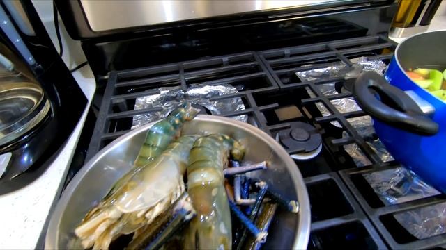 Cooking Giant Prawns Soup смотреть онлайн