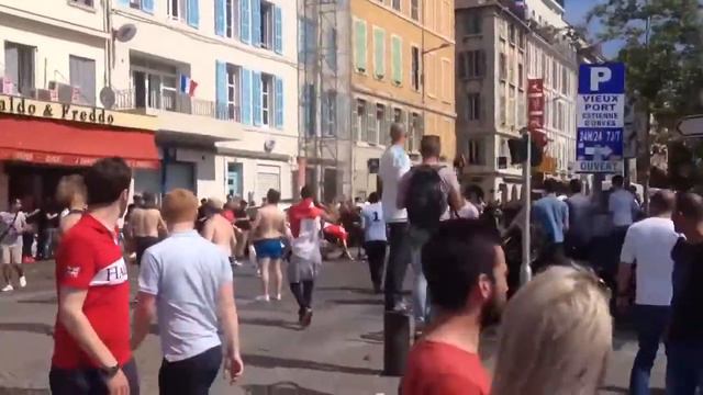 В Марселе начались предматчавые столкновения российских и Английских фанатов 11 06 2016 смотреть онлайн